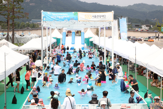 지난해 서울 종로구 광화문광장에서 열린 ‘2024 서울썸머비치’ 현장. 사진제공=서울관광재단