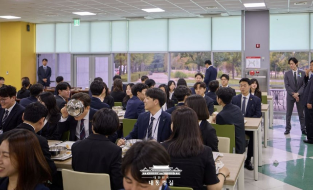 이재명 대통령이 14일 충북 진천 국가공무원인재개발원에서 70기 5급 신임관리자과정 교육생들과 오찬을 하고 있다. 그릇을 통째로 들고 국을 마시는 사람이 이 대통령이다. 사진 제공=대통령실