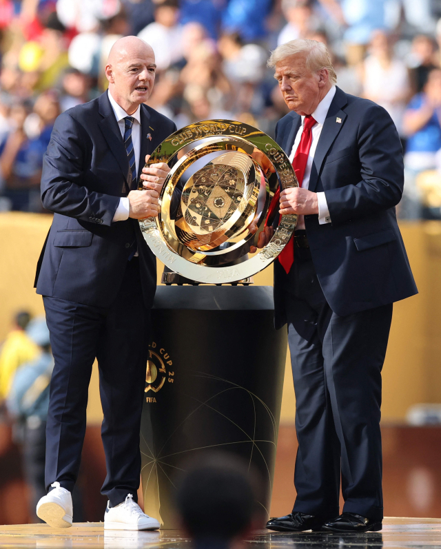 첼시 FC와 파리 생제르맹(PSG) 간에 열린 2025 FIFA 클럽월드컵 결승전에서 잔니 인판티노 FIFA 회장과 도널드 트럼프 미국 대통령이 FIFA 클럽월드컵 트로피를 함께 공개하고 있다. 2025.07.13. AFP 연합뉴스