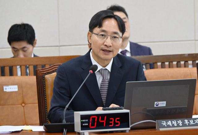 임광현 국세청장 후보자가 15일 서울 여의도 국회 기획재정위원회에서 열린 국세청장 후보자 인사청문회에서 의원 질의에 답변하고 있다. 성형주 기자