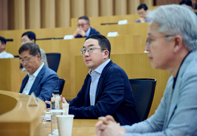 구광모(가운데) LG 회장이 지난해 9월 경기 이천시 LG인화원에서 열린 사장단 워크숍에서 주제 발표를 청취하고 있다. 사진 제공=㈜LG