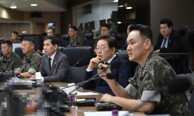 이재명 대통령이 취임 첫날인 지난 6월 4일 오후 합동참모본부 전투통제실을 찾아 김명수 합참의장(오른쪽)의 보고를 받고 있다. 사진 제공=국방부