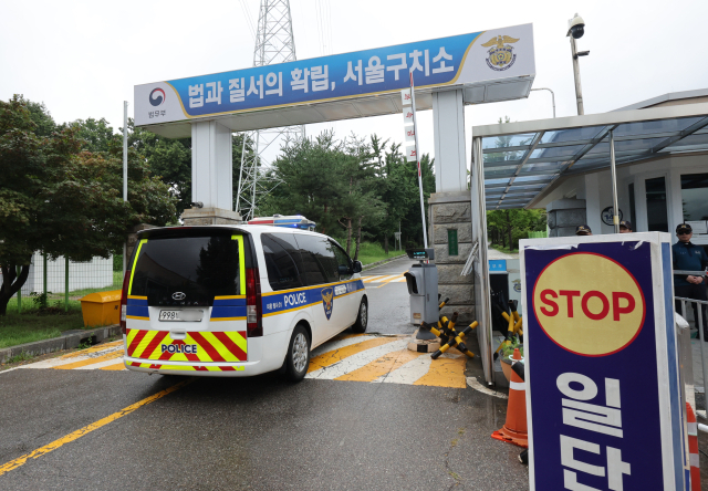 '12·3 비상계엄' 관련 내란·외환 사건을 수사하는 조은석 특별검사팀이 출석을 거부하는 윤석열 전 대통령에 대한 2차 강제 구인에 나선 15일 경기도 의왕시 서울구치소에서 경찰 차량이 구치소로 향하고 있다. 연합뉴스