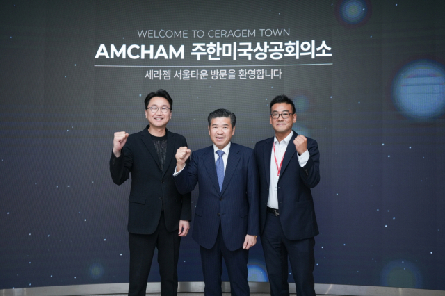서울 강남구 역삼동 세라젬 본사에서 이경수(왼쪽부터) 세라젬 대표, 제임스 김 암참 회장 겸 대표, 조용준 세라젬 미래전략추진단 전무가전략적 협력 방안을 논의 후 기념 촬영을 하고 있다. 사진 제공=세라젬