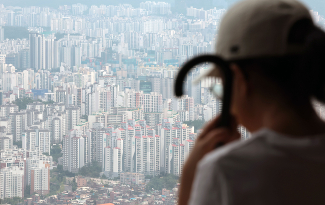 14일 서울 남산 N서울타워에서 바라본 서울 시내 아파트 단지들. 연합뉴스