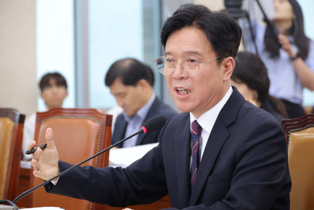 “천안함 피격, 이듬해” vs “이희호·현정은도 조문”…고용 장관 후보 ‘방북 공방’