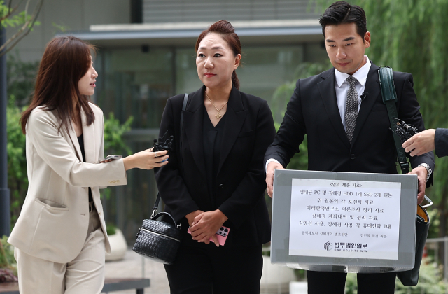 '명태균 의혹' 최초 제보자인 강혜경씨(가운데)가 16일 김건희 특검의 참고인 조사를 위해 서울 종로구 KT광화문빌딩 웨스트에 마련된 특검 사무실에 문건일 변호사와 함께 출석하며 취재진 질문에 답하고 있다. 여합뉴스