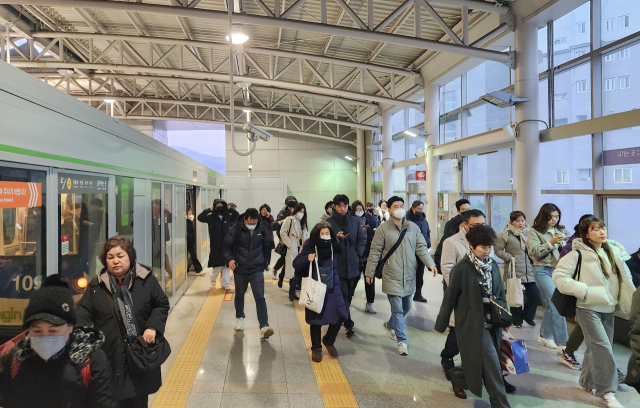 용인 경전철 이용하는 시민들. 사진 제공 = 용인시