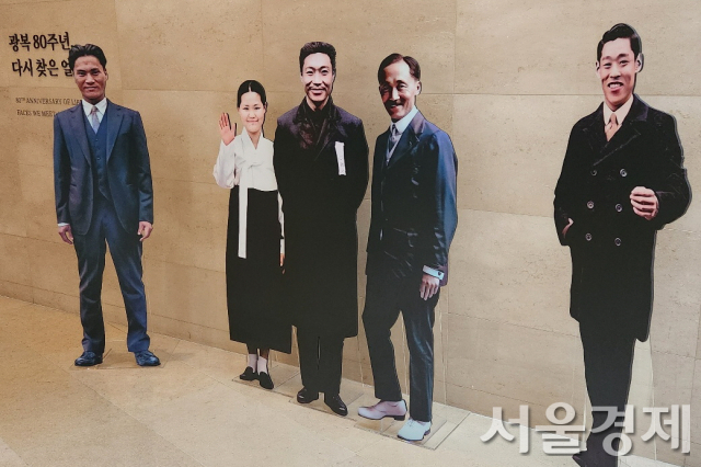 ‘광복 80주년, 다시 찾은 얼굴들’ 전시실 입구에 있는 윤봉길(왼쪽부터), 유관순, 안중근, 안창호, 이봉창 등 다섯 분의 독립운동가 모습. 최수문기자