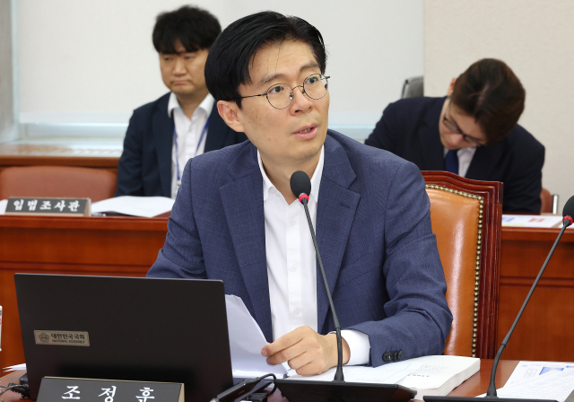 지난 8일 국회에서 열린 이진숙 사회부총리 겸 교육부 장관 인사청문요청안 등을 심의하는 교육위원회 전체회의에서 국민의힘 조정훈 의원이 발언하고 있다. 연합뉴스