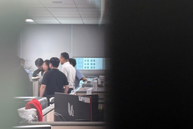 윤석열 전 대통령 배우자 김건희 여사와 관련한 의혹들을 수사하는 민중기 특별검사팀이 '공천 개입' 의혹 관련자들을 상대로 전격적인 동시다발 압수수색에 나선 8일 국회의원회관 내 윤상현 의원실의 모습. 연합뉴스