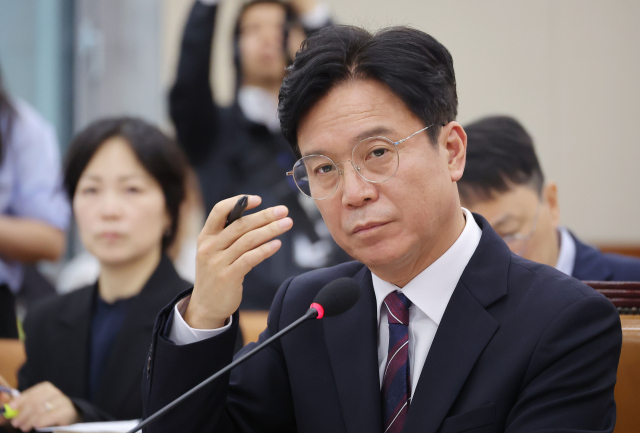 김영훈 고용노동부 장관 후보자가 16일 서울 여의도 국회 환경노동위원회에서 열린 인사청문회에서 의원 질의를 듣고 있다. 연합뉴스