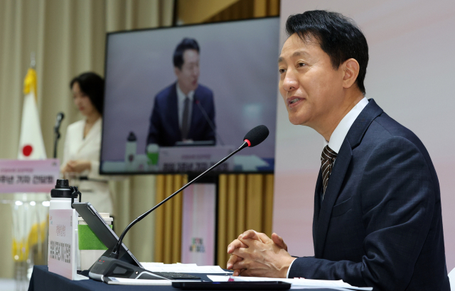 오세훈 서울시장이 16일 서울시청에서 열린 취임 3주년 기자간담회에서 서울시 정책에 대해 설명하고 있다. 연합뉴스