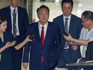'윤석열 결백' 외친 모스탄 전 대사, 尹 접견 불발…특검 "가족·변호인 외 금지"