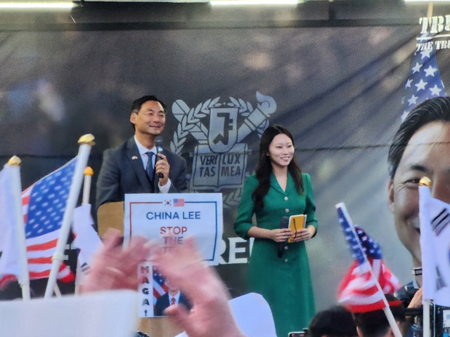 부정선거 음모론으로 논란을 빚어온 모스 탄(한국명 단현명) 전 미국 국제형사사법대사(리버티대 교수)가 15일 서울대 정문 앞에서 간담회를 열고 윤석열 전 대통령의 비상계엄 선포를 옹호하고 있다. 연합뉴스