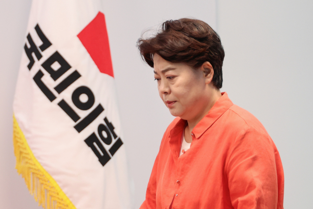 윤희숙 국민의힘 혁신위원장이 16일 서울 여의도 중앙당사에서 인적 쇄신 등 개혁 방안과 관련해 기자간담회를 위해 입장하고 있다. 연합뉴스