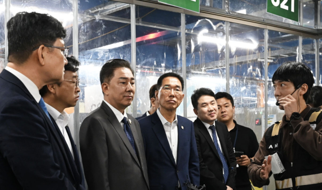 김병기 더불어민주당 당대표 직무대행 겸 원내대표 등 민주당 의원들이 16일 서울 양재동 쿠팡로지스틱스서비스(CLS) 서브허브를 방문해 업계 최초로 도입한 '차폐식 대형 냉방 구역'을 점검하고 있다. 사진 제공=쿠팡로지스틱스서비스