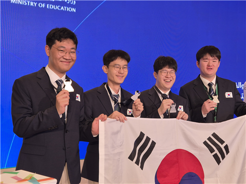 제57회 국제화학올림피아드 한국대표단이 전원 입상한 후 메달과 태극기를 들고 기념 촬영을 하고 있다. 사진 제공=과기정통부