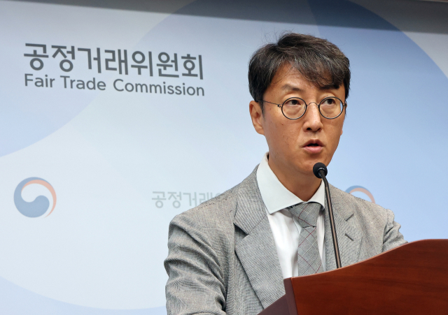 최장관 공정위 기업집단감시국장이 16일 정부세종청사 공정위 기자실에서 CJ㈜ 및 CJ CGV㈜가 각각 총수익스와프(TRS) 계약을 신용보강·지급보증 수단으로 이용해 자신의 계열사인 CJ 건설㈜ 및 ㈜시뮬라인이 저금리로 영구전환사채를 발행할 수 있도록 지원한 행위에 대해 시정명령 및 과징금(65억원, 잠정)을 부과하기로 결정했다고 밝히고 있다. 연합뉴스.