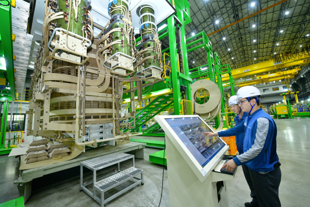 11일 울산 동구 HD현대일렉트릭의 울산 공장내 500kV(킬로볼트) 변압기 공장에서 기술자들이 키오스크를 작동하고 있다. 사진제공=HD현대일렉트릭