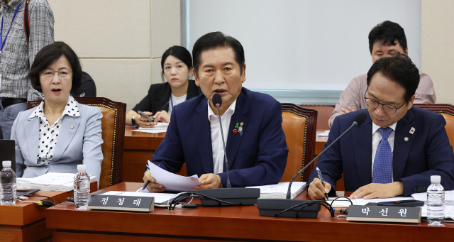 더불어민주당 정청래 의원이 이달 15일 국회 국방위원회에서 열린 안규백 국방부 장관 후보자 인사청문회에서 의사진행 발언을 하고 있다. 연합뉴스