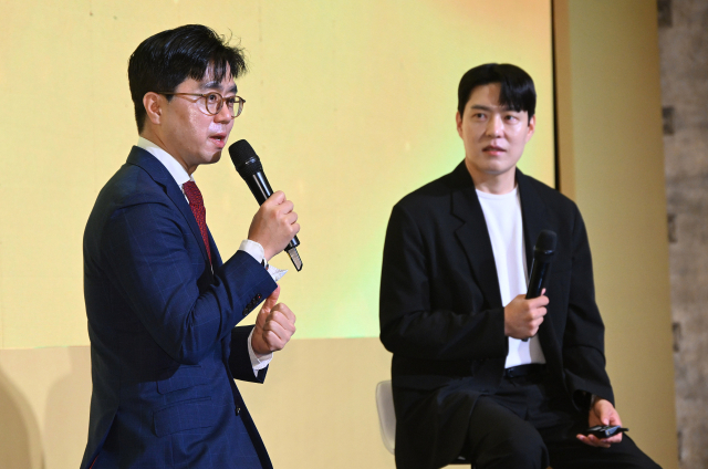김남기(왼쪽) 미래에셋자산운용 ETF운용부문 대표와 금융 유튜브 박곰희TV의 박동호 대표가 16일 서울 중구 롯데호텔서울에서 열린 ‘서울경제 머니트렌드 2025’에서 평생 써먹는 ETF 투자 전략을 주제로 의견을 나누고 있다. 오승현 기자