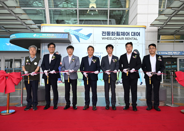 이학재(가운데) 인천공항공사 사장이 16일 이항수(오른쪽 세 번째) 현대차그룹 부사장 등 주요 관계자들과 함께 16일 인천공항공사에서 ‘휠셰어 대여소 개소식’ 기념 촬영을 하고 있다. 사진제공=현대차그룹
