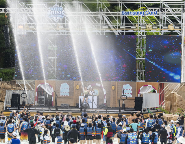 캐리비안 베이 파도풀에서 펼쳐지는 워터 뮤직 풀파티 현장. 사진 제공=에버랜드.