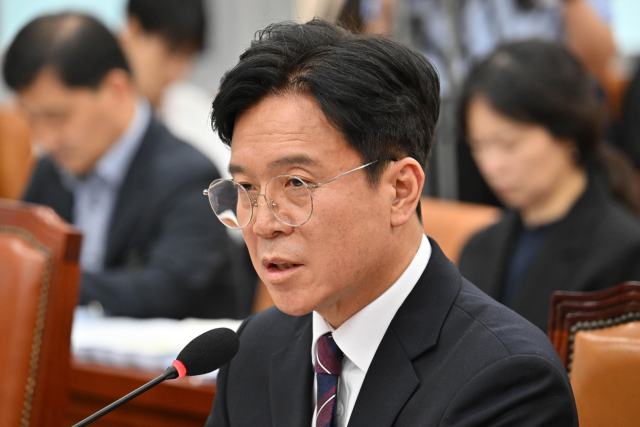 김영훈 고용노동부 장관 후보자가 16일 서울 여의도 국회 환경노동위원회에서 열린 인사청문회에 참석해 의원들의 질의에 답변하고 있다. 성형주 기자