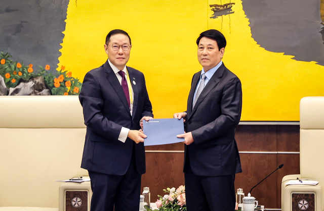 조현상 HS효성 부회장이 15일 베트남 하이퐁에서 르엉 끄엉 베트남 국가주석을 만나 APEC 공식 초청장을 전달하고 있다. 사진제공=HS효성