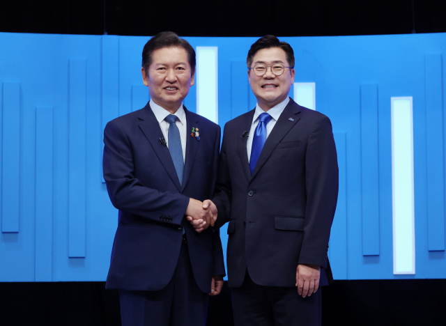 더불어민주당 정청래(왼쪽), 박찬대 당대표 후보가 16일 서울 양천구 목동 SBS에서 TV토론회에 앞서 기념 촬영을 하고 있다. 2025.7.16 [국회사진기자단]