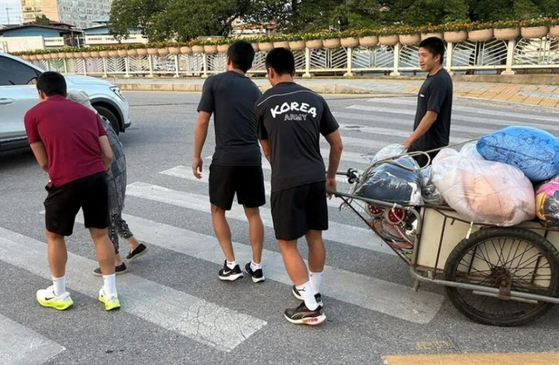 프로축구 K리그1 김천상무 소속 선수들이 리어카를 끌고 가는 할머니를 돕는 모습. 사진=김천상무 인스타그램 캡처