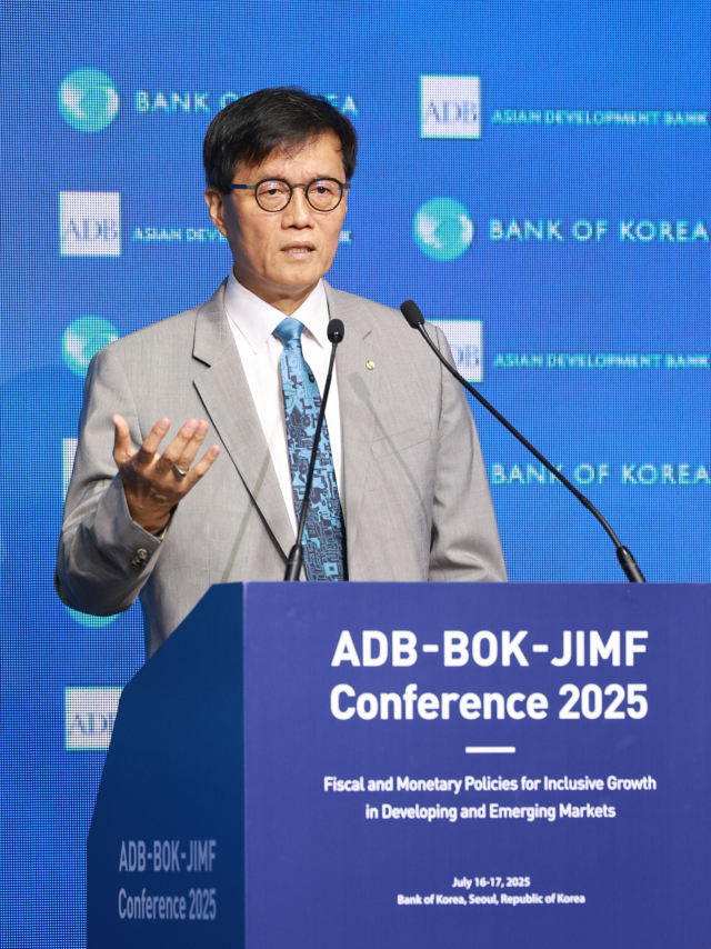 이창용 한국은행 총재가 16일 서울 중구 한국은행에서 열린 ‘ADB·BOK·JIMF 콘퍼런스’에 참석해 기조연설을 하고 있다. 사진 제공=한국은행