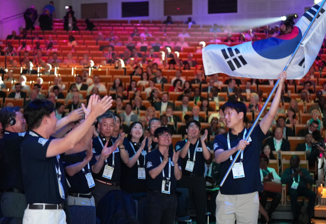 15일(현지 시간) 스웨덴 스톡홀름에서 열린 2025년 세계신협 콘퍼런스(WCUC) 개막식에서 한국 신협 대표단이 태극기를 흔들며 입장하고 있다. 사진 제공=신협중앙회