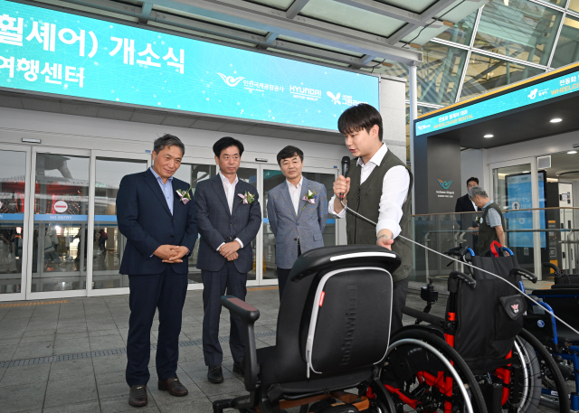 이학재(왼쪽부터) 인천공항공사 사장과 이항수 현대차그룹 부사장이 16일 인천국제공항에서 전동화 휠체어에 대한 설명을 듣고 있다. 사진 제공=현대차그룹