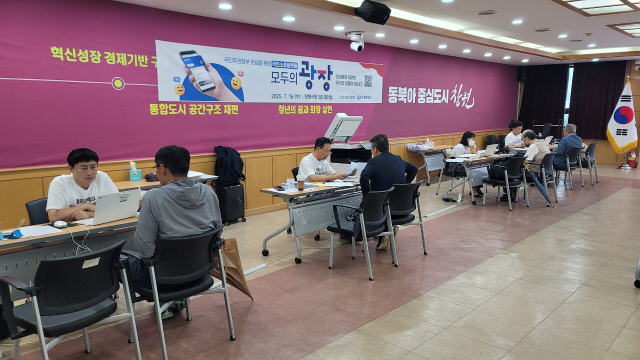 대통령 직속 국정기획위원회 ‘찾아가는 모두의 소통버스’가 16일 경남 창원시를 찾아 민원을 청취하고 있다. 사진 제공=창원시