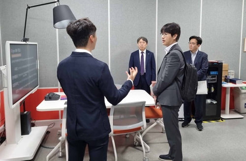 하정우(오른쪽) 대통령실 AI미래수석이 16일 대전 기초과학연구원을 방문해 관계자로부터 설명을 듣고 있다. 연합뉴스