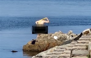 노란색 때 타월로 구석구석 '벅벅'…부산 해수욕장서 '알몸' 목욕男 포착