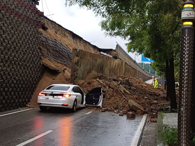 경기 오산시 가장교차로 고가도로 옹벽 붕괴 현장. 사진 제공 = 경기도소방재난본부