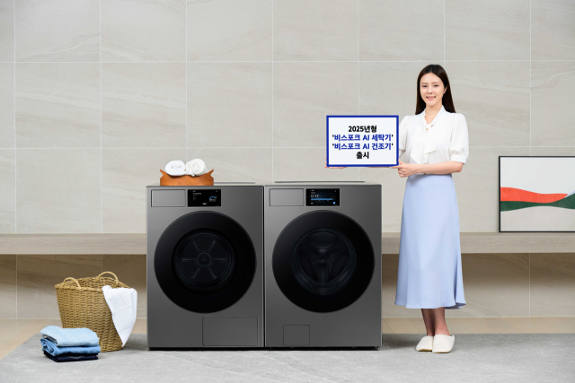 삼성전자 모델이 2025년형 ‘비스포크 AI 세탁기’와 ‘비스포크 AI 건조기’ 신제품을 소개하고 있다. 사진제공=삼성전자