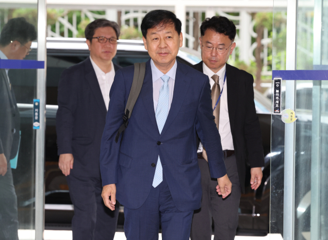 구윤철 경제부총리 겸 기획재정부 장관 후보자가 지난달 30일 서울 중구 예금보험공사에 마련된 인사청문회 준비사무실로 들어서고 있다. 연합뉴스