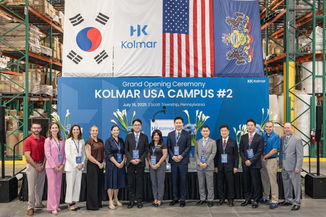 콜마USA 제2공장 준공식에서 윤상현(오른쪽 6번째) 부회장과 허용철(오른쪽 4번째) 콜마USA 대표이사 사장(사진 오른쪽에서 4번째), 브리짓 코시에로스키(왼쪽 2번째) 펜실베니아주 하원의원 등 주요 인사들이 기념 사진을 촬영하고 있다. 사진 제공=한국콜마