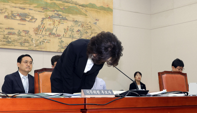 이진숙 부총리 겸 교육부 장관 후보자가 16일 서울 여의도 국회 교육위원회에서 열린 인사청문회에서 논문 등 불거진 의혹과 관련해 허리 숙여 사과하고 있다. 성형주 기자