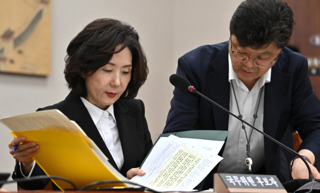 이진숙 부총리 겸 교육부 장관 후보자가 16일 오후 서울 여의도 국회 교육위원회에서 열린 인사청문회에서 자료를 살펴보고 있다. 성형주 기자