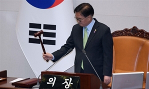 비상계엄 당시 '우원식 의사봉', 100년 뒤 공개…국회 앞마당에 타임캡슐 묻었다