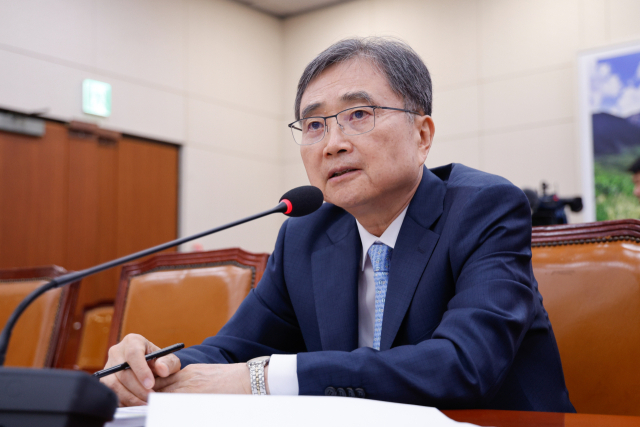 조현 외교부 장관 후보자가 17일 서울 여의도 국회 외교통일위원회에서 열린 인사청문회에 출석해 의원 질의에 답하고 있다. 뉴스1