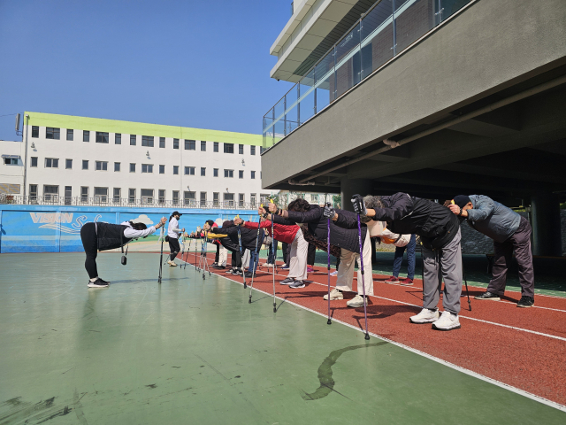 부산 사하구 신평동에 조성된 하하센터에서 시니어 노르딕워킹 프로그램이 진행되고 있다. 사진제공=부산시