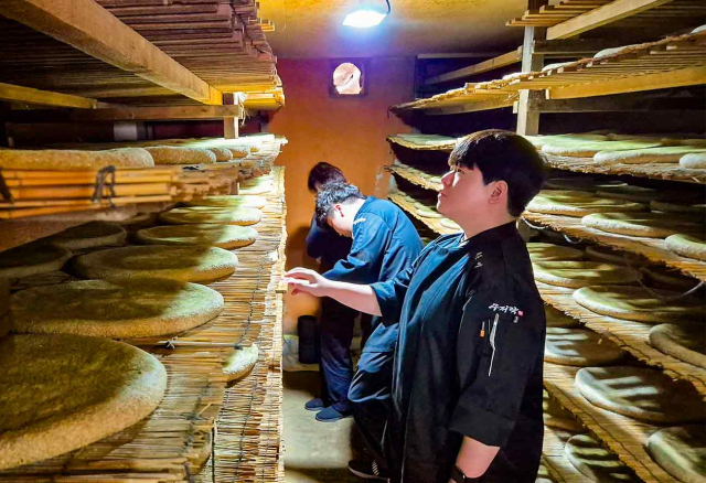 영산대학교 K-Food조리전공이 한식교육과정지원사업의 일환으로 진행한 금정산성 토속주 생산현장을 탐방하고 있다. 사진제공=영산대