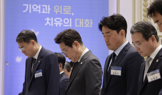 이재명 대통령이 16일 청와대 영빈관에서 '기억과 위로, 치유의 대화' 사회적 참사 유가족 간담회를 하며 참사 희생자에 대한 묵념을 하고 있다. 연합뉴스