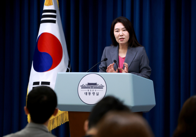 강유정 청와대 대변인이 17일 서울 용산 대통령실 청사에서 전날 청와대 영빈관에서 열린 '국가적 참사 유가족 경청 행사' 등과 관련해 브리핑을 마친 뒤 취재진 질문에 답하고 있다. 연합뉴스